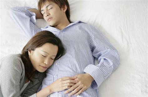 夫妻睡覺姿勢暴露婚姻狀況|解讀10個夫妻的睡眠姿勢，這能充分說明你們的微妙關係